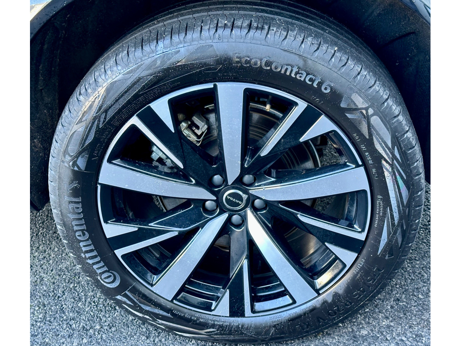 2025 Volvo XC90 CORE T8 PHEV AWD AUTO