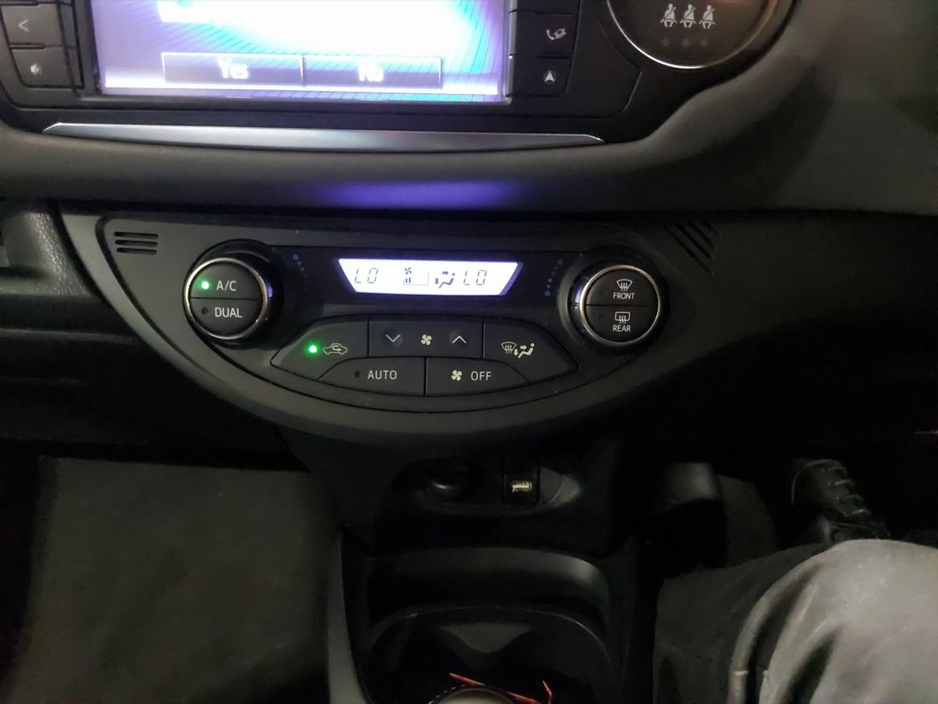 2016 Toyota Yaris - image 18