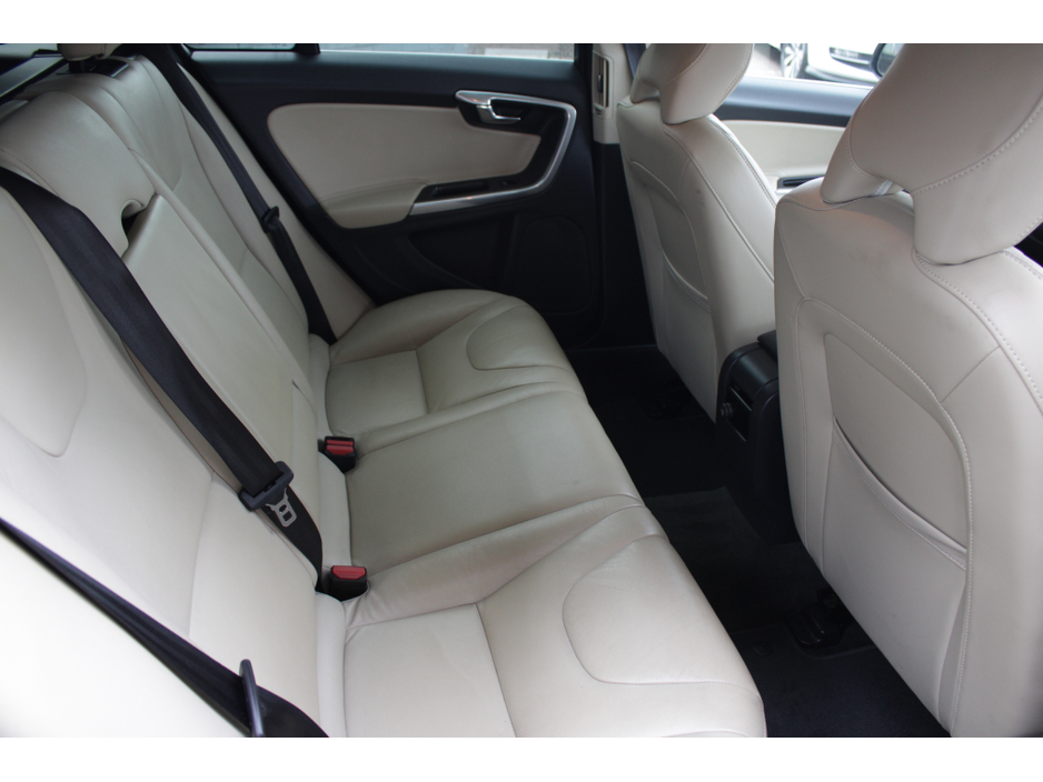 2017 Volvo V60 - image 17