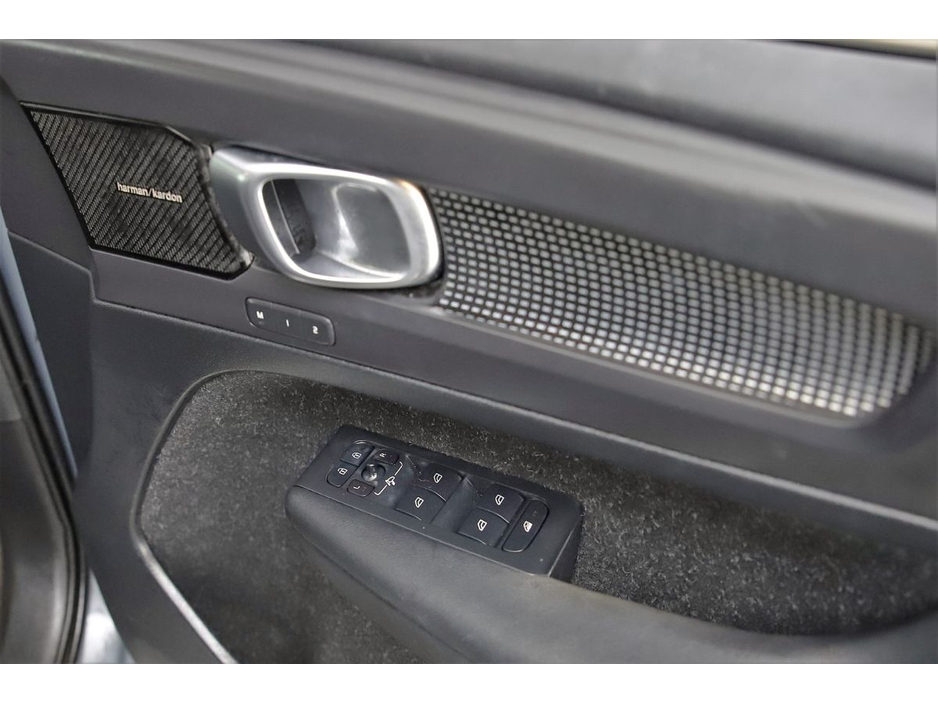 2019 Volvo XC40 2.0 T4 R-DESIGN PRO *LEATHER*BI-TONE ROOF*