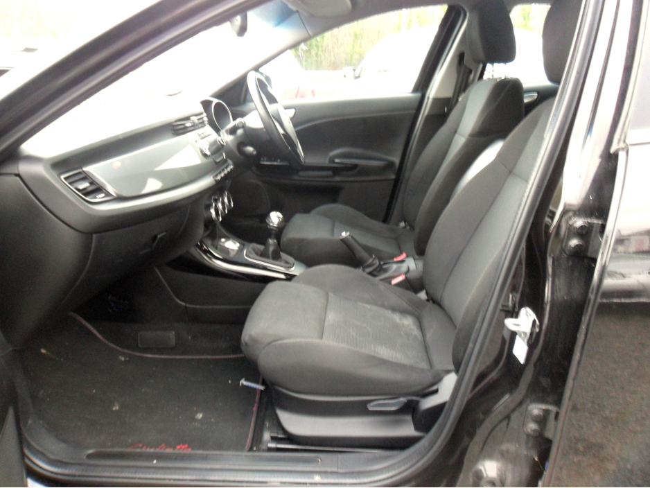 2010 Alfa Romeo Giulietta - image 10