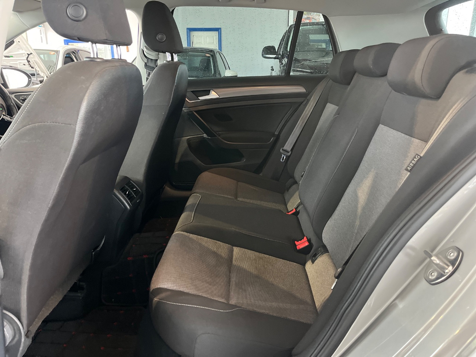 2016 Volkswagen Golf - image 10