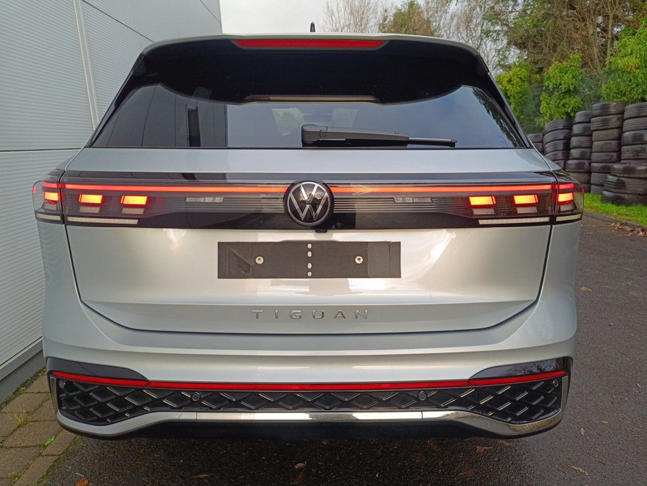2025 Volkswagen Tiguan - image 8