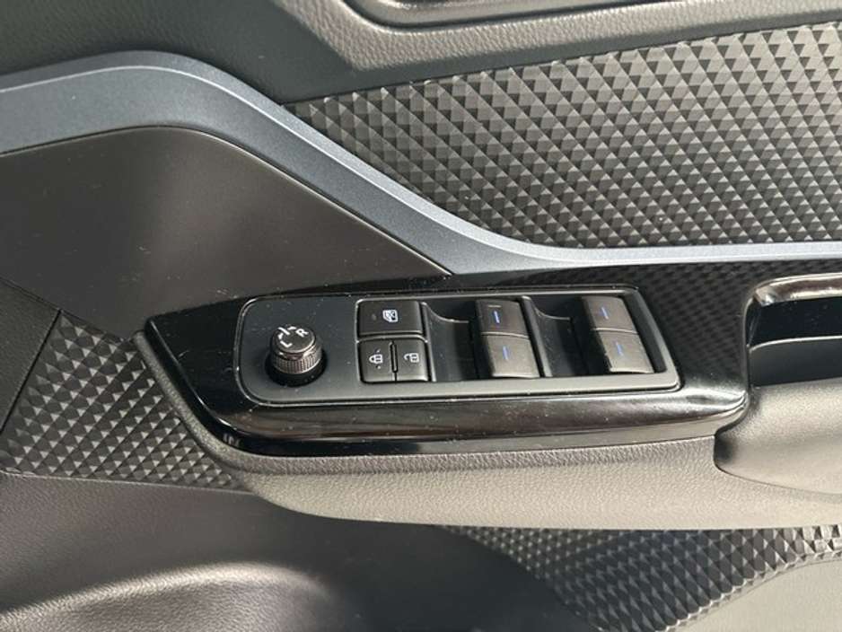 2022 Toyota C-HR - image 13
