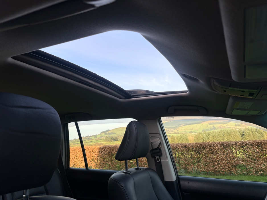 2015 Toyota Landcruiser - image 15