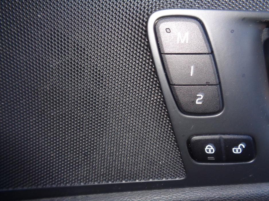 2018 Volvo XC60 - image 18