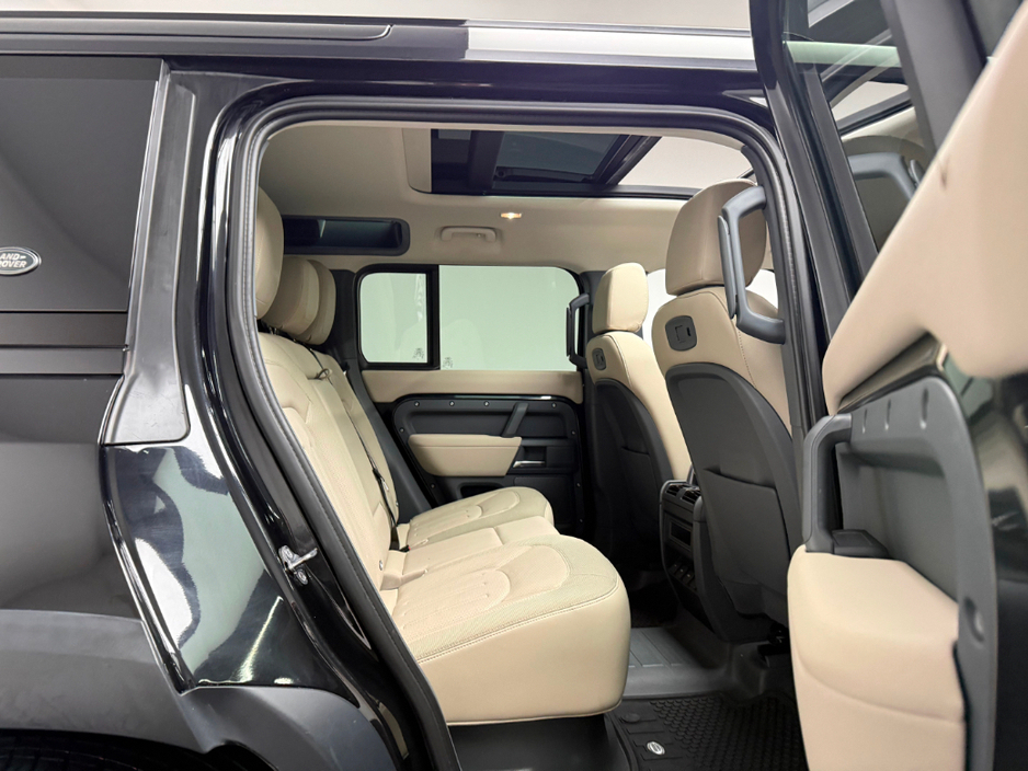 2020 Land Rover Defender - image 15