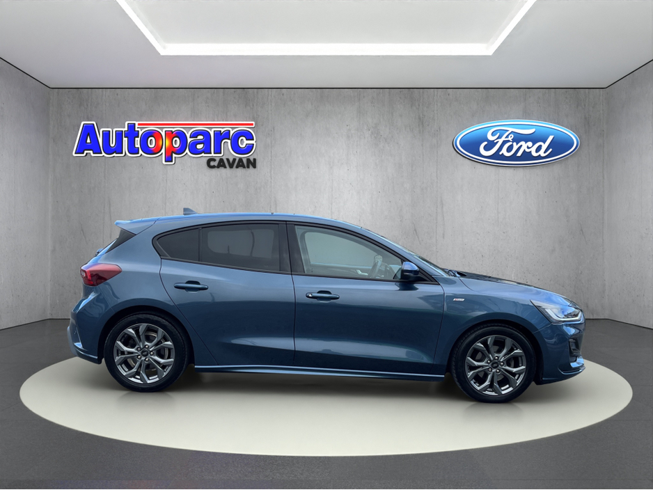 2023 Ford Focus - image 2