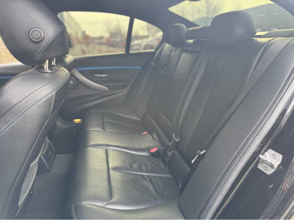 2017 BMW 3 Series - image 29
