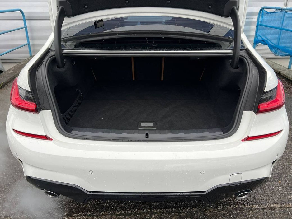 2021 BMW 3 Series 330e M-SPORT COMPETITION 2.0 * VERY LOW MILEAGE * // FULL SERVICE HISTORY // NEW 20" M3 COMP ALLOYS // LEATHER M-SPORT INTERIOR €36,900