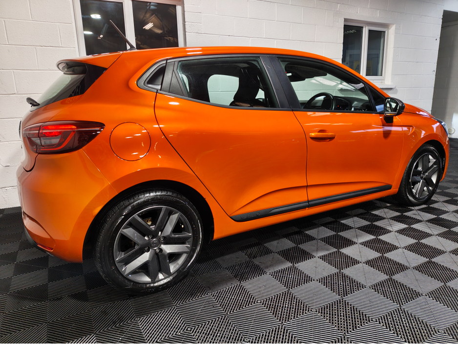 2022 Renault Clio - image 17
