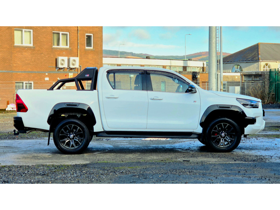 2022 Toyota Hilux - image 7