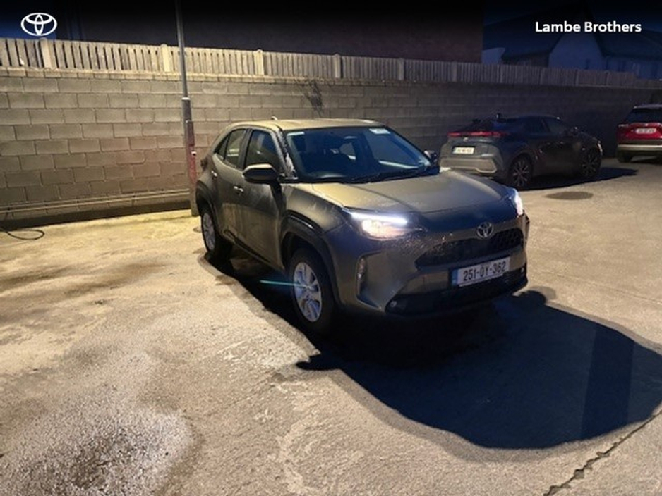 2025 Toyota Yaris Cross - image 2