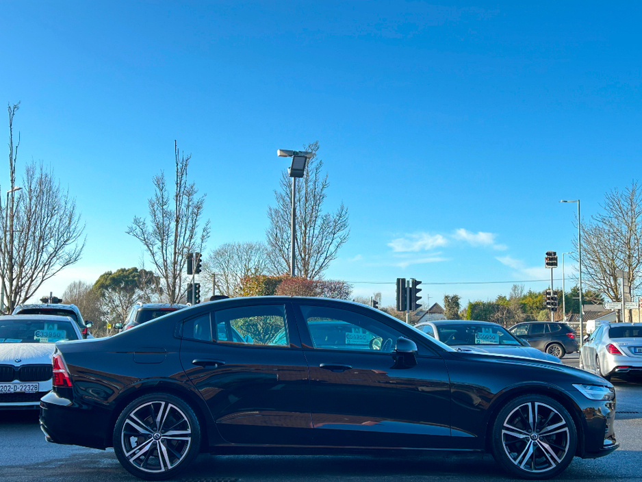 2019 Volvo S60 - image 4