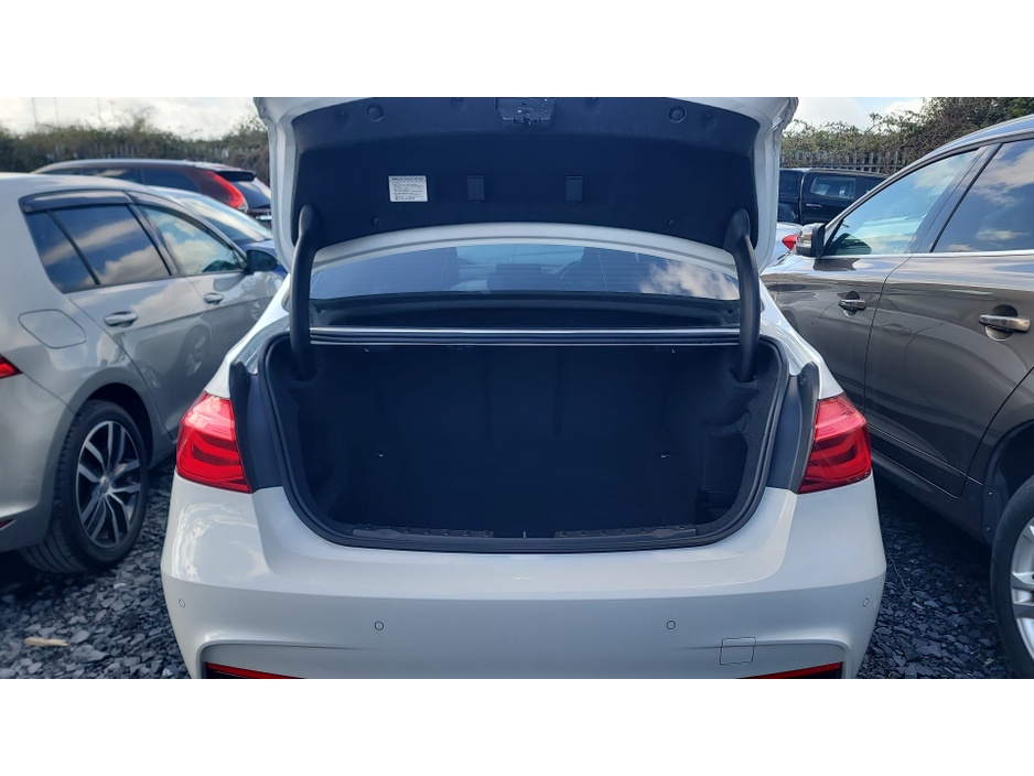 2016 BMW 3 Series - image 9