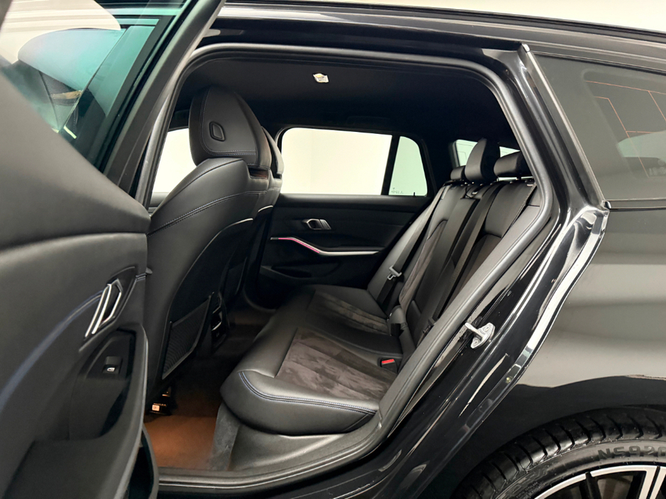 2023 BMW 3 Series - image 15