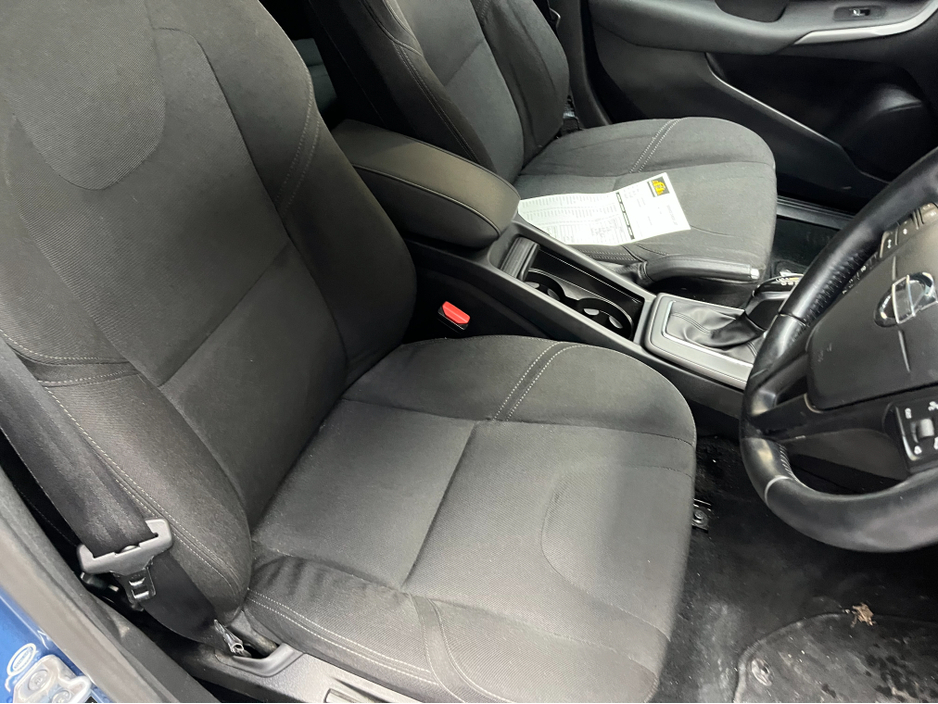 2015 Volvo V40 - image 10