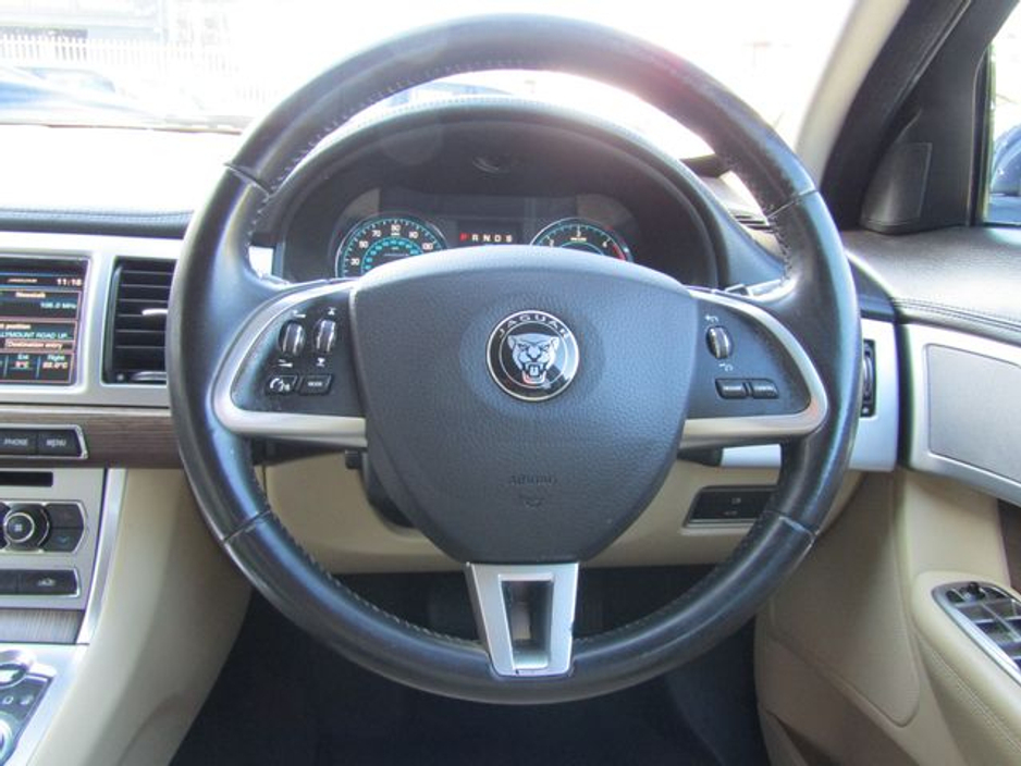 2014 Jaguar XF - image 9