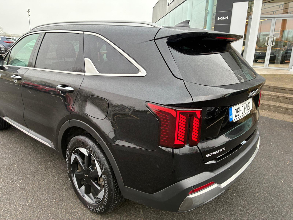 2025 Kia Sorento - image 3