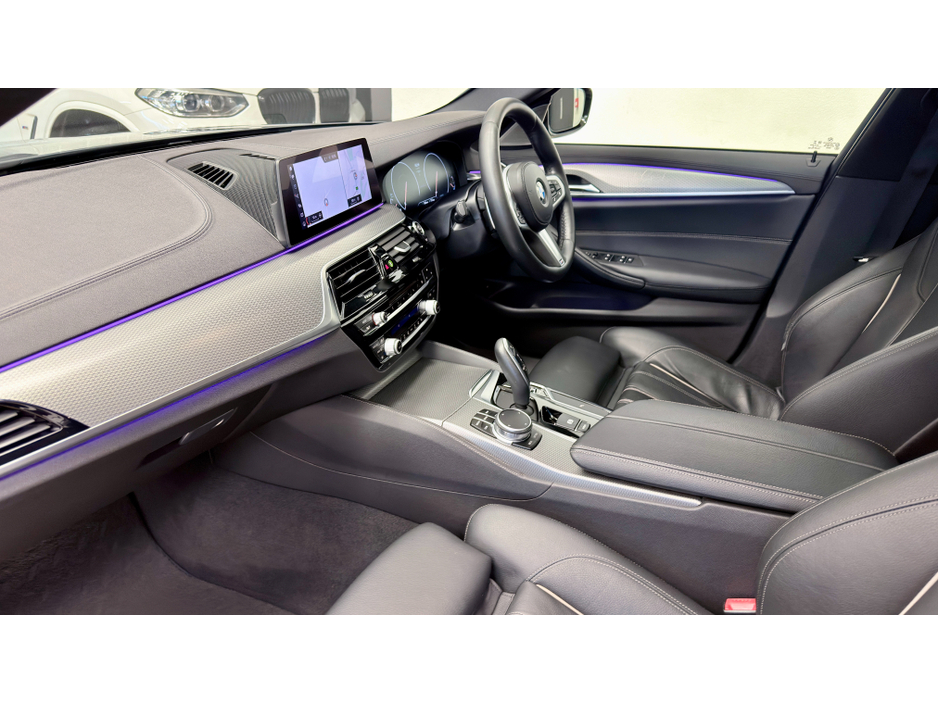 2019 BMW 5 Series - image 9