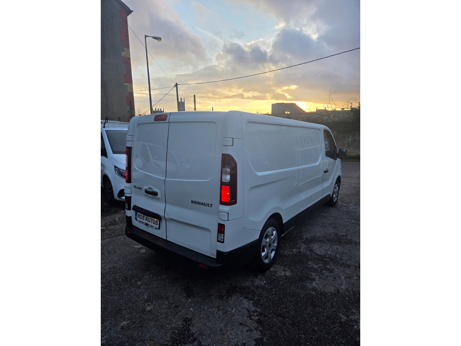 2023 Renault Trafic - image 4