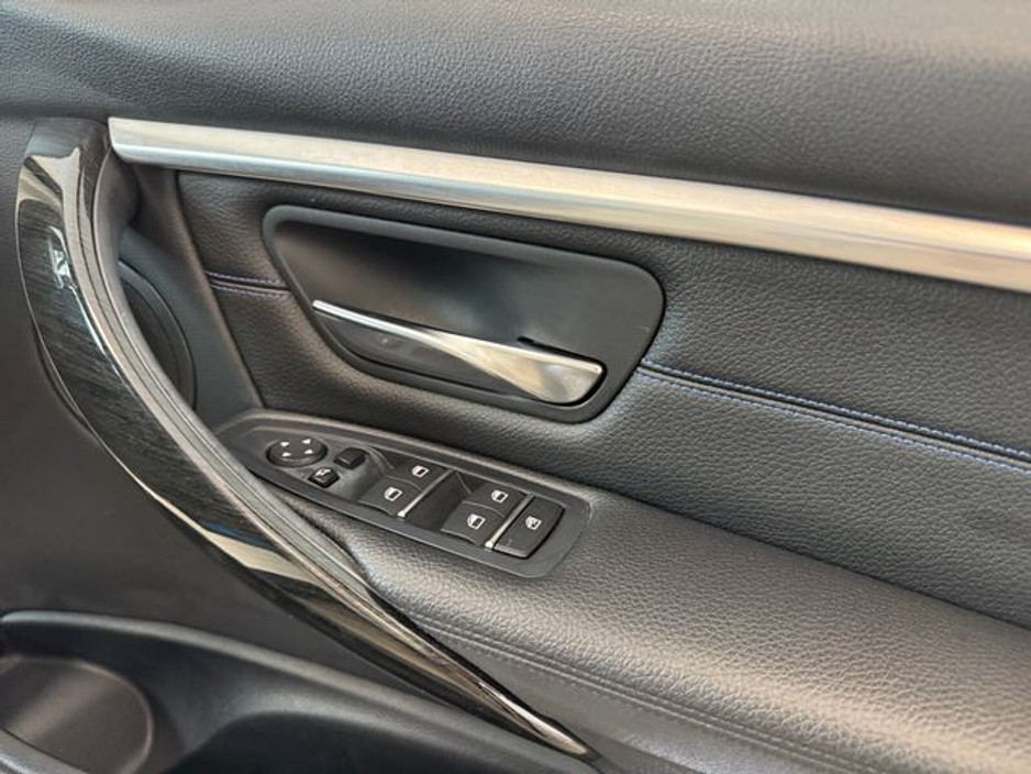 2018 BMW 3 Series - image 12