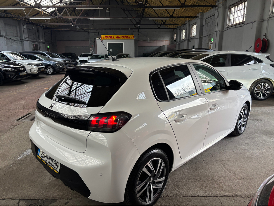 2023 Peugeot 208 - image 2