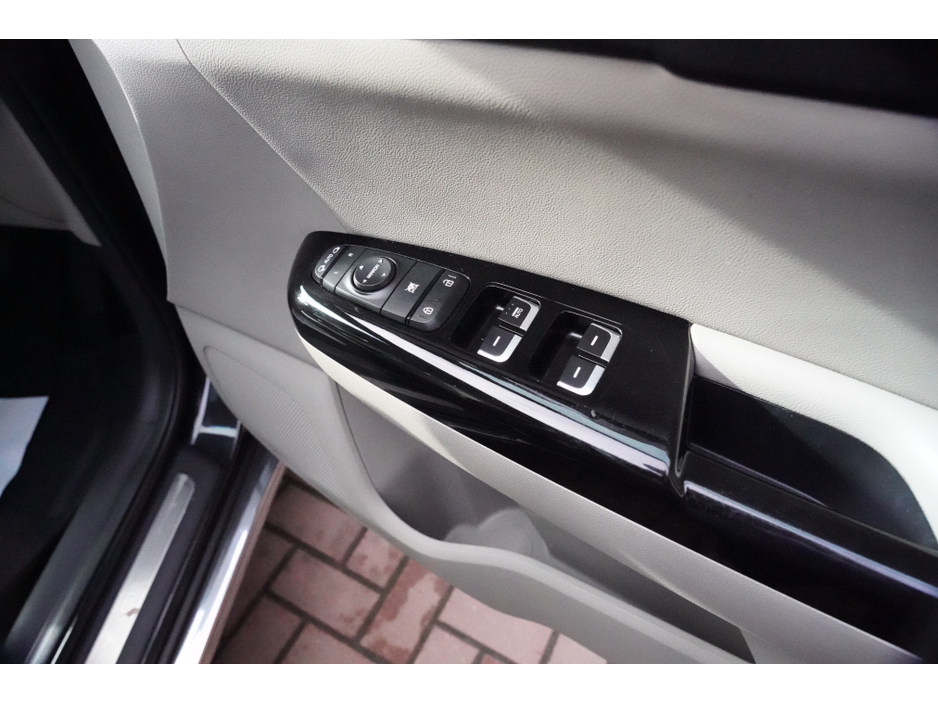 2020 Kia Sportage - image 10