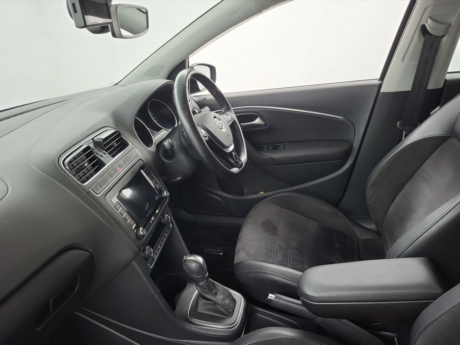 2017 Volkswagen Polo - image 4