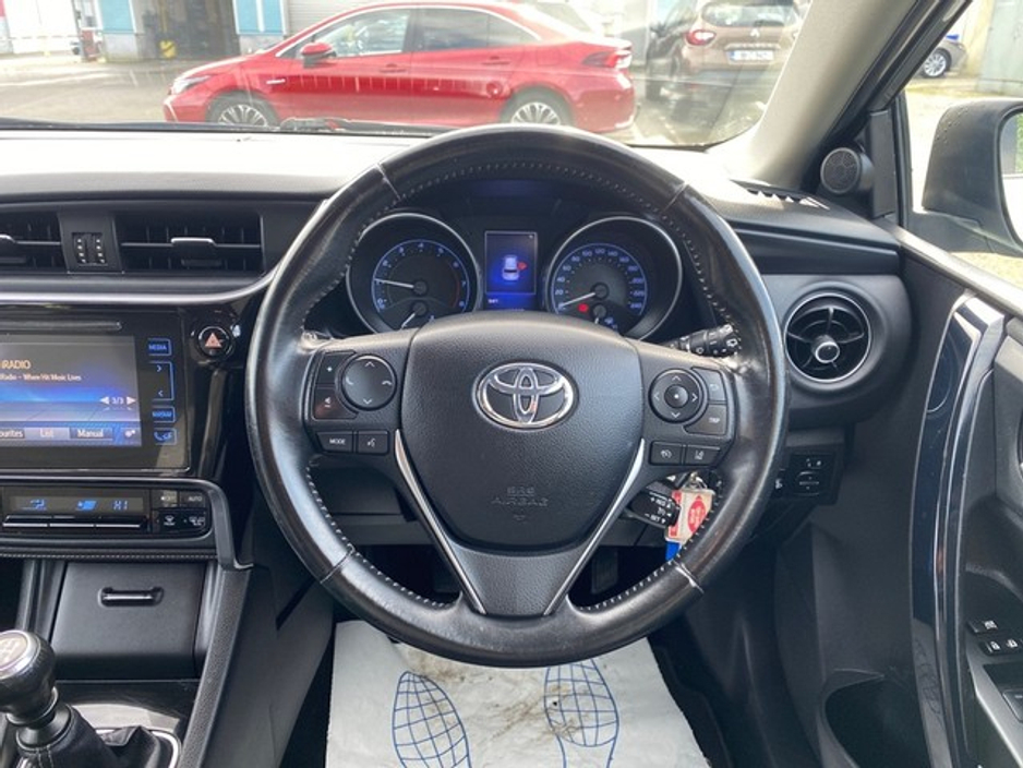2017 Toyota Auris - image 9