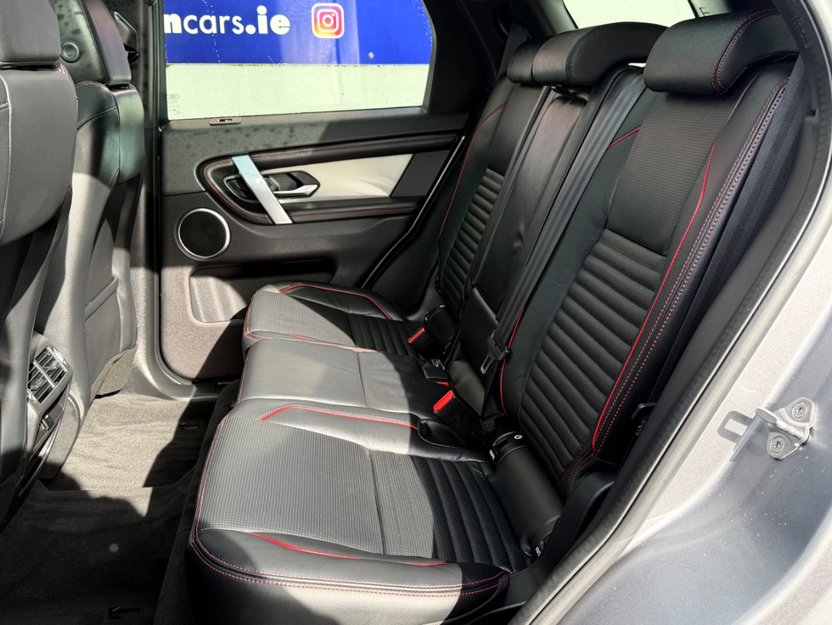 2022 Land Rover Discovery - image 7