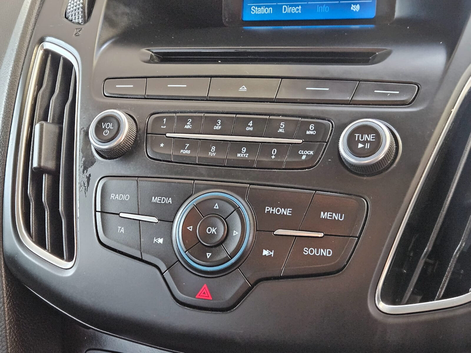 2016 Ford Focus - image 12