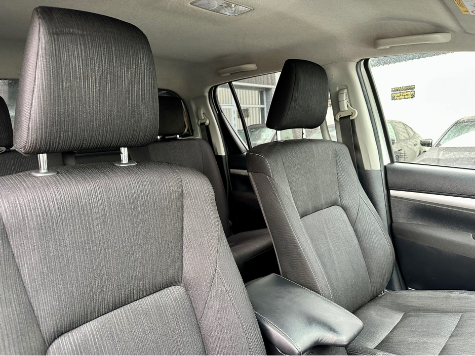2021 Toyota Hilux - image 5