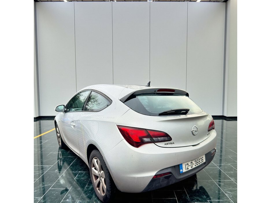 2012 Opel Astra - image 2