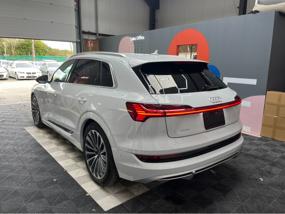 2022 Audi e-tron - image 4