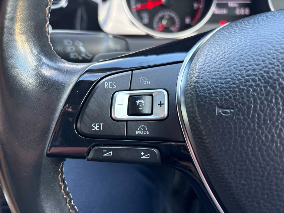 2014 Volkswagen Golf - image 14