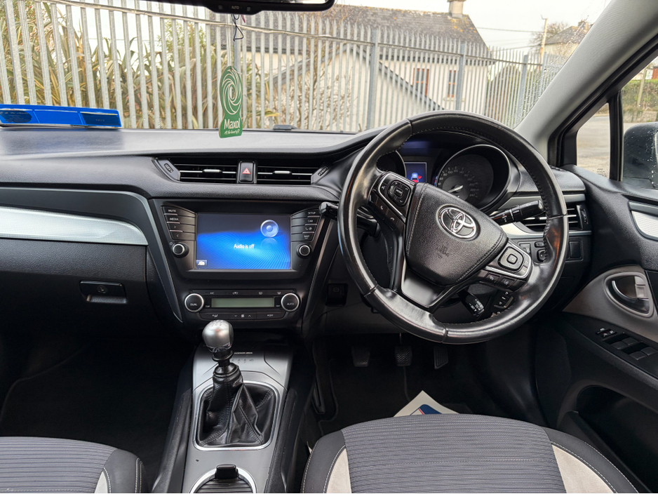 2016 Toyota Avensis - image 9