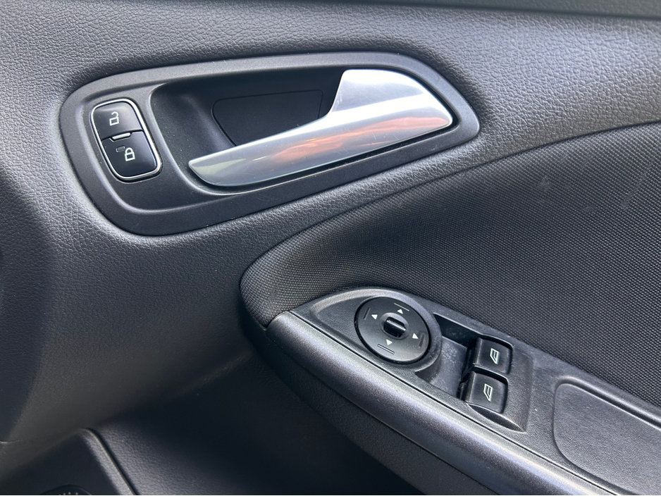 2018 Ford Focus - image 17
