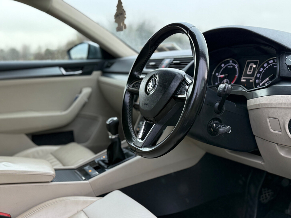 2017 Skoda Superb - image 12