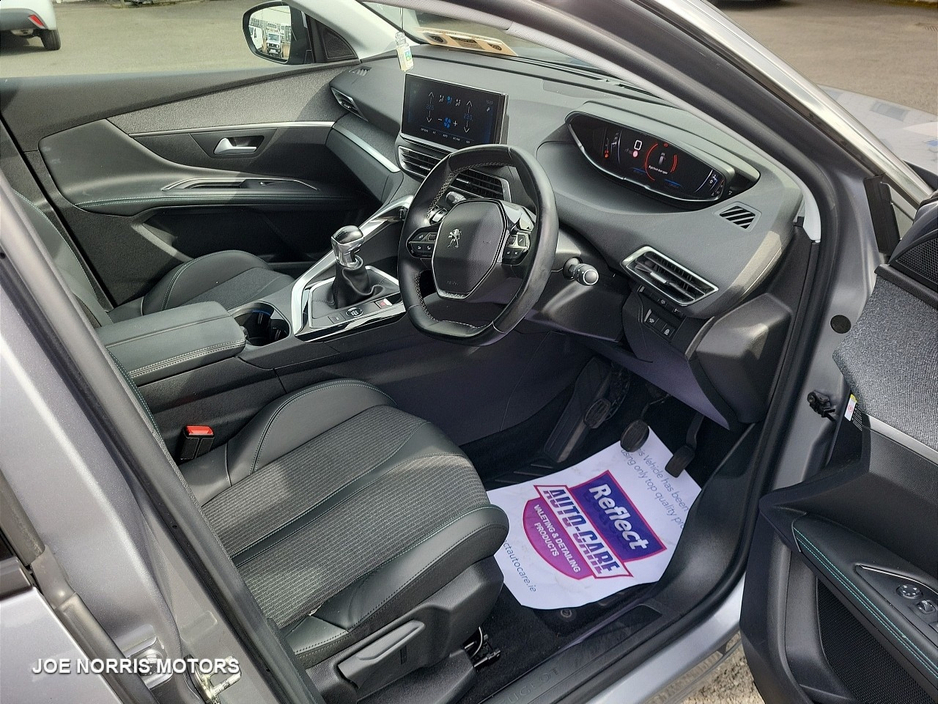 2021 Peugeot 5008 - image 21