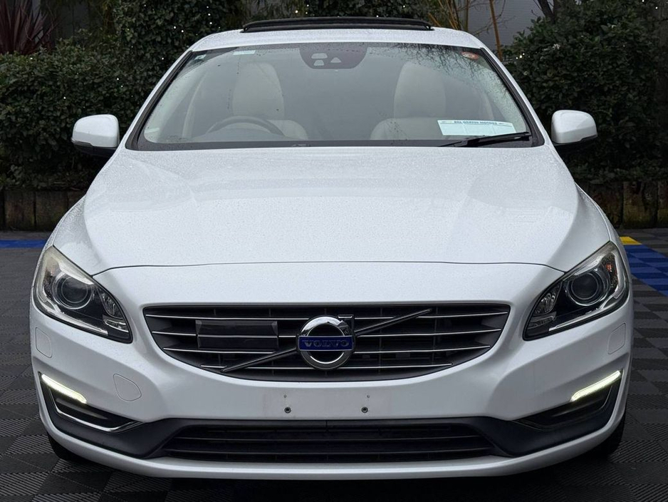 2017 Volvo V60 D4 CLASSIC 2.0 D // OPENING SUNROOF // LEATHER HEATED SEATS // REVERSE CAMERA €18,950