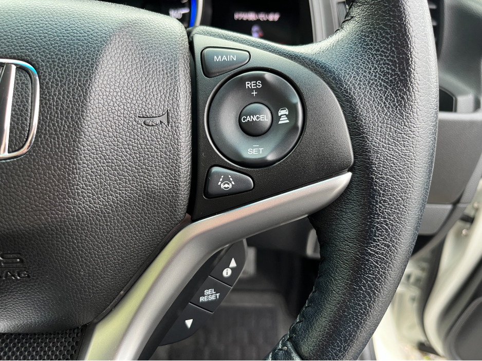 2017 Honda Fit SENSING L AUTOMATIC 1.5 HYBRID //HALF LEATHER SEATS//KEYLESS ENTRY//ADAPTIVE CRUISE CONTROL//REVERSE CAMERA// €12,950