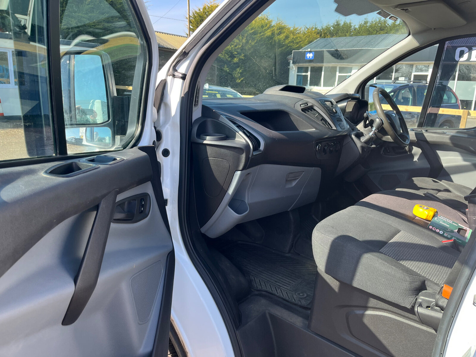 2017 Ford Transit Custom - image 8