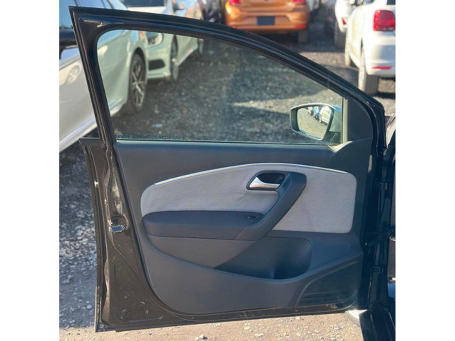 2016 Volkswagen Polo - image 12