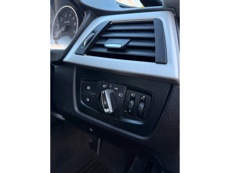 2017 BMW 3 Series - image 26