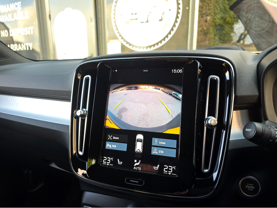 2023 Volvo XC40 - image 27