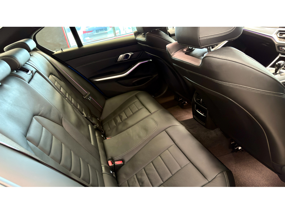 2022 BMW 3 Series - image 10