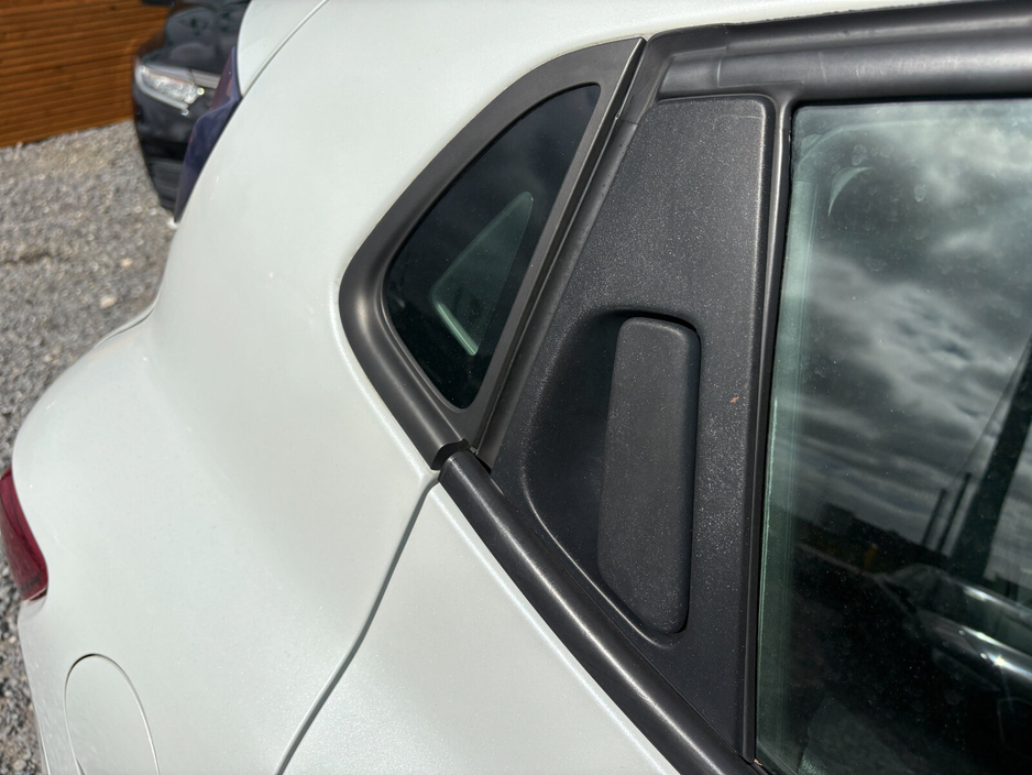 2019 Renault Clio - image 13