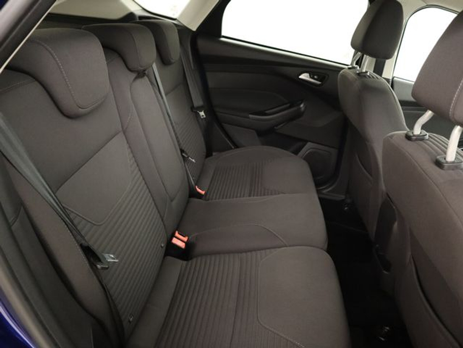 2015 Ford Focus - image 12