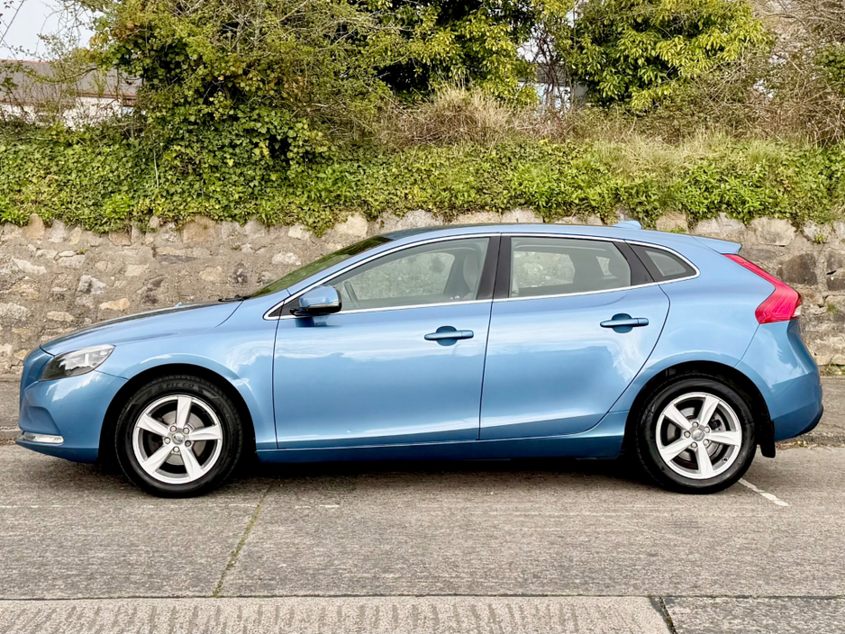 2015 Volvo V40 - image 4